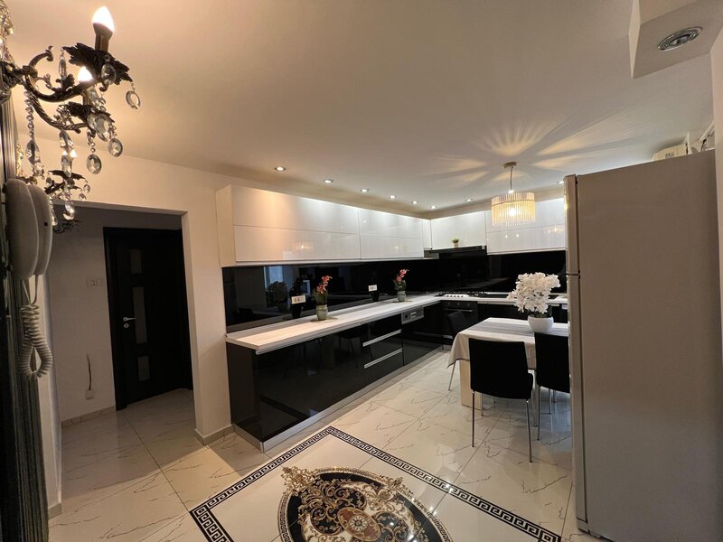 Iancului, Mega Mall, Hobita.