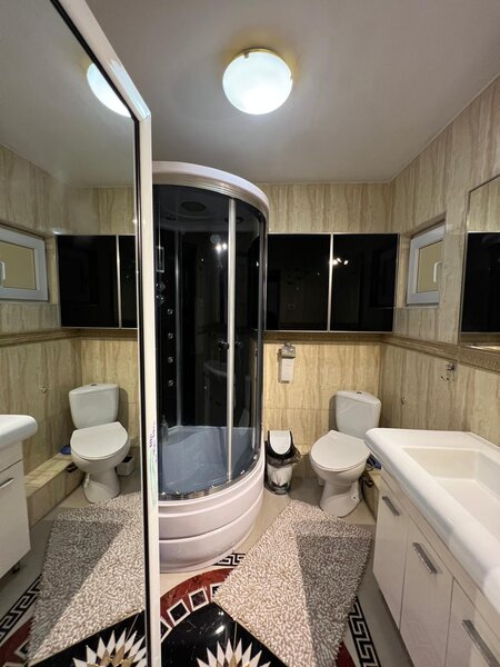 Iancului, Mega Mall, Hobita.