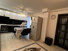 Iancului, Mega Mall, Hobita